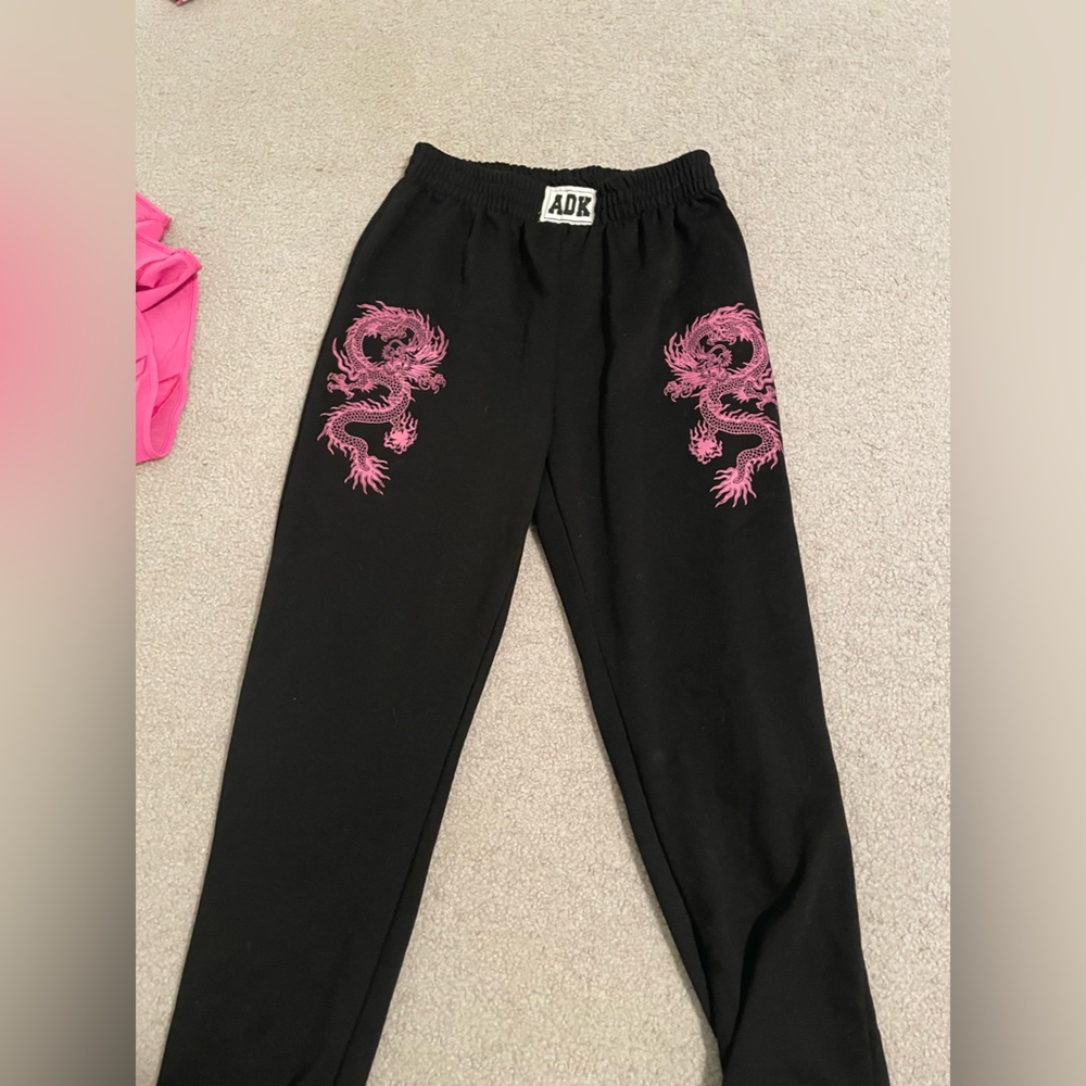 Adika Dragon Sweatpants pink and black / Medium